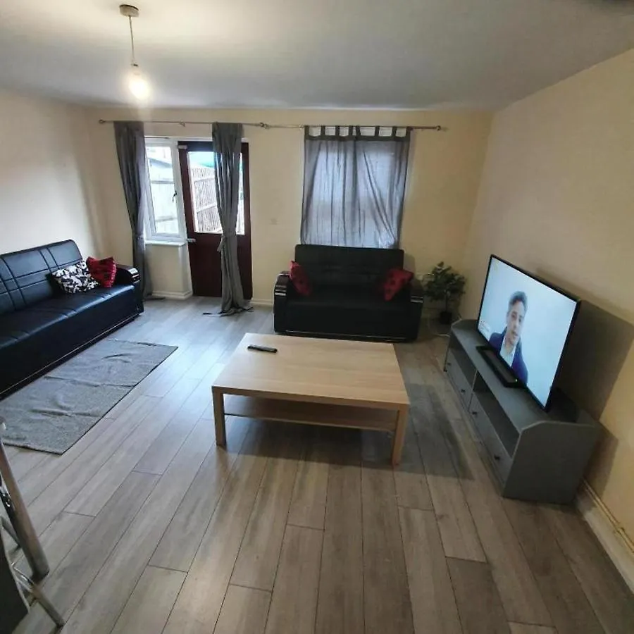 Lovely Cosy House Easy Reach To Central London Holiday home